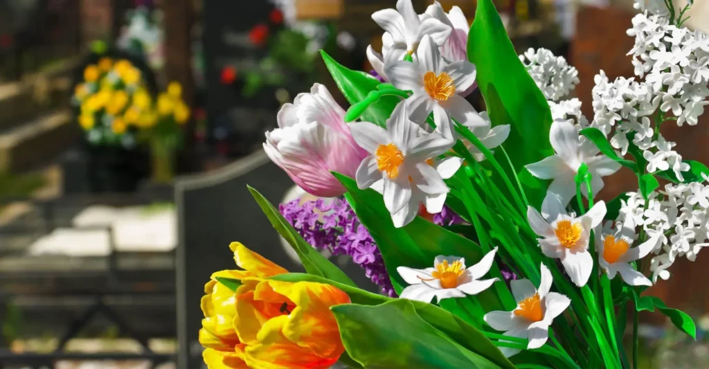 Bouquet de fleurs de deuil colorées composé de tulipes et jonquilles.