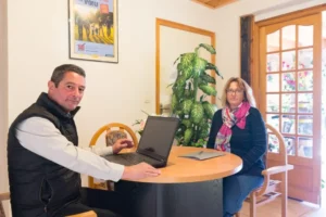Entretien avec un conseiller funéraire pour l'organisation des obsèques.